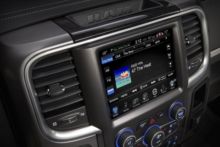 Детали интерьера Dodge Ram 1500 Laramie Limited Crew Cab 2015 года  (фото 43 из 46)